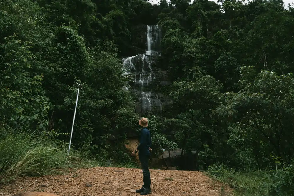 There are many ways that you can reach waterfalls in Sri Lanka.